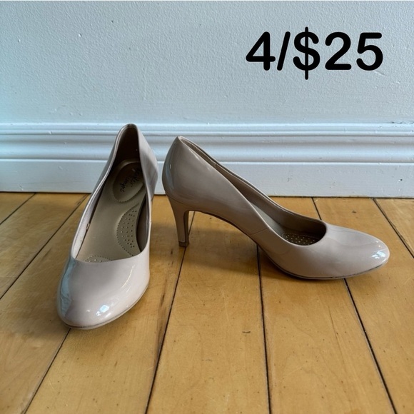 ✨4/$25✨ Classic & Comfortable Nude Pumps - Picture 1 of 9